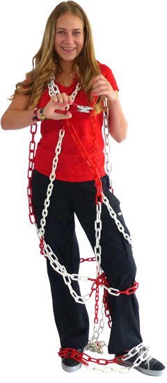 Model mit Absperrkette im Absperrshop